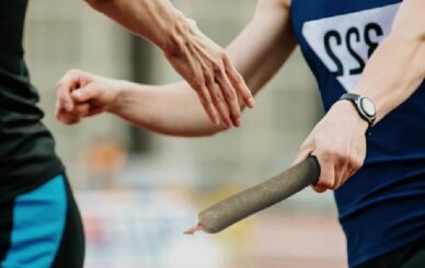 Runner holding a cannabis leaf, symbolizing the connection between using cannabis and running performance.