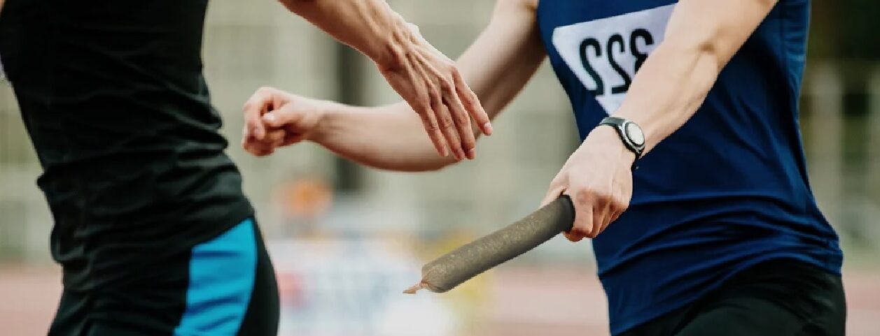 Runner holding a cannabis leaf, symbolizing the connection between using cannabis and running performance.